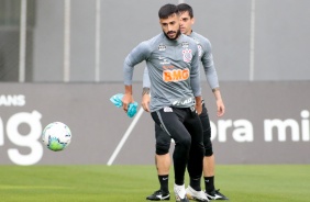 Camacho e Fagner na atividade da tarde desta terça-feira (20), no CT Dr. Joaquim Grava