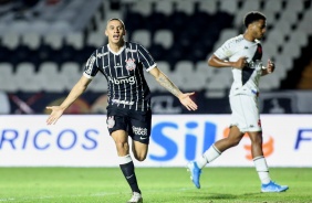 Mantuan marca o primeiro gol do Corinthians na partida contra o Vasco