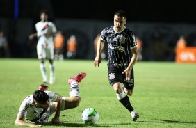 Ramiro deixa adversrio no cho na partida contra o Vasco