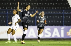 Adriana comemorando gol contra o Santos, pelo Feminino