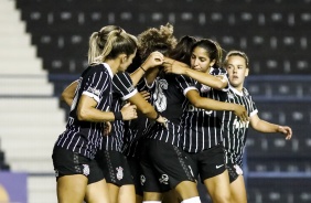 Jogadoras do Corinthians comemoram vitória sobre o Santos, pelo Paulista Feminino