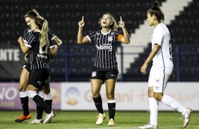 Tamires comemora seu gol contra o Santos, pelo Paulistão Feminino