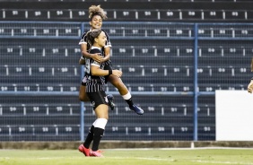 Jogadoras do Corinthians comemorando gol contra o Santos, pelo Paulista Feminino