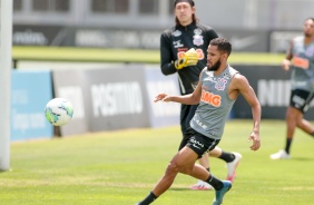 Everaldo no treino desta manhã no CT Joaquim Grava