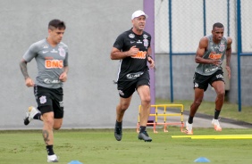 Fagner e Marllon com o novo preparador físico do Corinthians, no CT