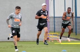 Fagner e Marllon com o novo preparador fsico do Corinthians, no CT