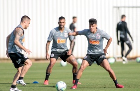 Garoto Roni e companheiros no treino desta sexta-feira no CT Joaquim Grava