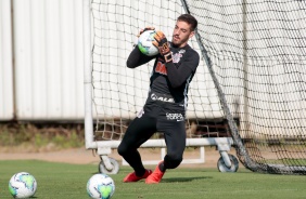 Goleiro Guilherme no treino desta sexta-feira no CT Joaquim Grava