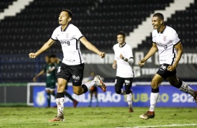 Lucas Belezi comemorando gol contra o Goiás