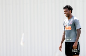 Zagueiro Gil no treino desta manh no CT Joaquim Grava