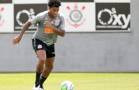 Zagueiro Gil no treino desta manh no CT Joaquim Grava