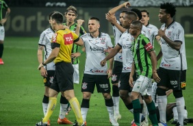 Elenco do Corinthians se revolta contra o árbitro no jogo diante o América Mineiro