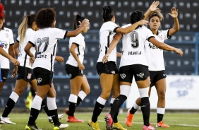 Jogadoras do Corinthians feminino no duelo diante o Nacional, pelo Paulisto