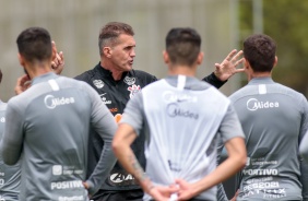 Mancini fala com jogadores na atividade da manh desta segunda-feira no CT Dr. Joaquim Grava