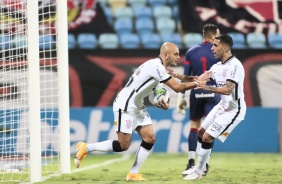 De pênalti, Fábio Santos marcou o gol de empate contra o Atlético-GO, pelo Brasileirão