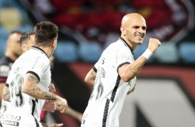 Fábio Santos comemorando seu gol contra o Atlético-GO, pelo Brasileirão