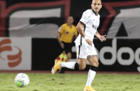 Fábio Santos na partida contra o Atlético-GO, pelo Campeonato Brasileiro