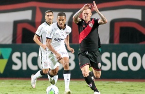 Gabriel e Davó no jogo contra o Atlético-GO, pelo Brasileirão