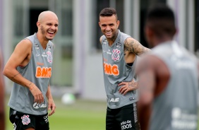 Fábio Santos e Luan na atividade da manhã desta quinta-feira no CT Dr. Joaquim Grava