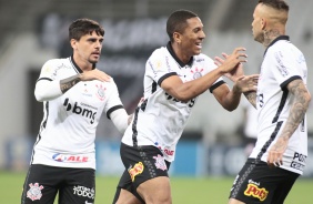 Fagner, Dav e Luan comemorando o gol do atacante contra o Atltico-MG