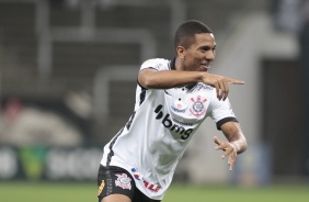 Mateus Davó durante jogo contra o Atlético-MG, pelo Brasileirão