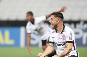 Ramiro comemorando o gol de Davó, contra o Atlético-MG