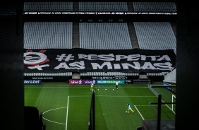 Bandeiro na Neo Qumica Arena durante semifinal do Brasileiro Feminino, contra o Palmeiras