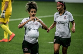 Ingryd e Victria comemorando gol contra o Palmeiras, pelo Brasileiro Feminino