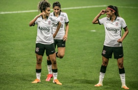 Ingryd e Victria comemorando gol contra o Palmeiras, pelo Brasileiro Feminino