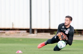 Goleiro Guilherme na atividade da tarde desta segunda-feira no CT Dr. Joaquim Grava