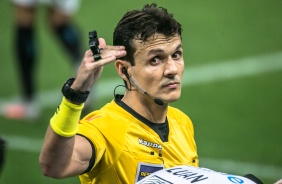 Árbitro da partida entre Corinthians e Grêmio, pelo Campeonato Brasileiro, na Neo Química Arena