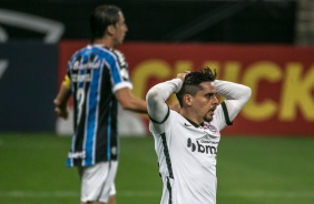 Fagner inconformado com o gol perdido diante o Grêmio, na Neo Química Arena