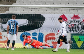 Cássio em ação no jogo contra o Grêmio pelo campeonato brasileiro