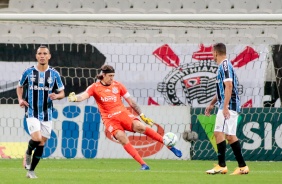 Cássio em ação no jogo contra o Grêmio pelo campeonato brasileiro