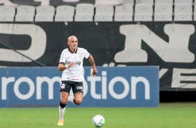 Fábio Santos em ação no jogo contra o Grêmio pelo campeonato brasileiro