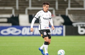 Fagner em ação no jogo contra o Grêmio pelo campeonato brasileiro
