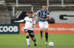 Fagner em ação no jogo contra o Grêmio pelo campeonato brasileiro