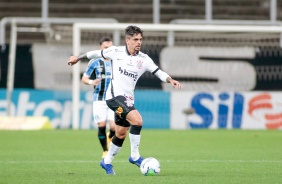 Fagner em ação no jogo contra o Grêmio pelo campeonato brasileiro