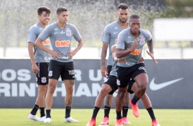 Xavier e companheiros no primeiro treino do Corinthians aps empate contra o Grmio