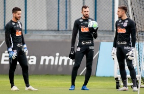 Goleiros do Corinthians no treino desta quinta-feira no CT Joaquim Grava