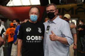 Candidato Mrio Gobbi posa para foto com apoiador no Ginsio Wlamir Marques