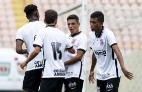 Richard e companheiros durante goleada sobre o Sport, pelo Campeonato Brasileiro Sub-20