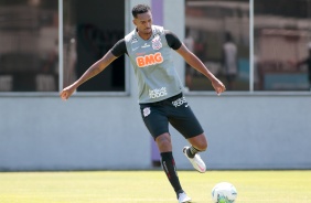 Atacante J durante treino deste sbado no CT Joaquim Grava