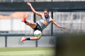 Everaldo durante treino deste sbado no CT Joaquim Grava