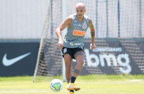 Fábio Santos durante treino deste sábado no CT Joaquim Grava