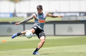 Fagner durante treino deste sbado no CT Joaquim Grava