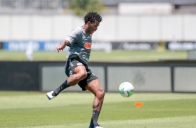 Gil durante treino deste sbado no CT Joaquim Grava