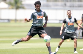 Gil e Gabriel durante treino deste sbado no CT Joaquim Grava