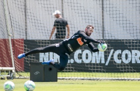 Goleiro Walter durante treino deste sbado no CT Joaquim Grava