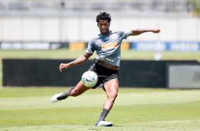 Zagueiro Gil durante treino deste sbado no CT Joaquim Grava